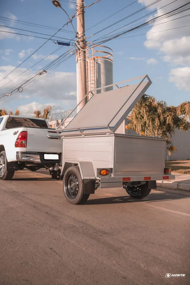 Carretinha baú com a tampa superior aberta