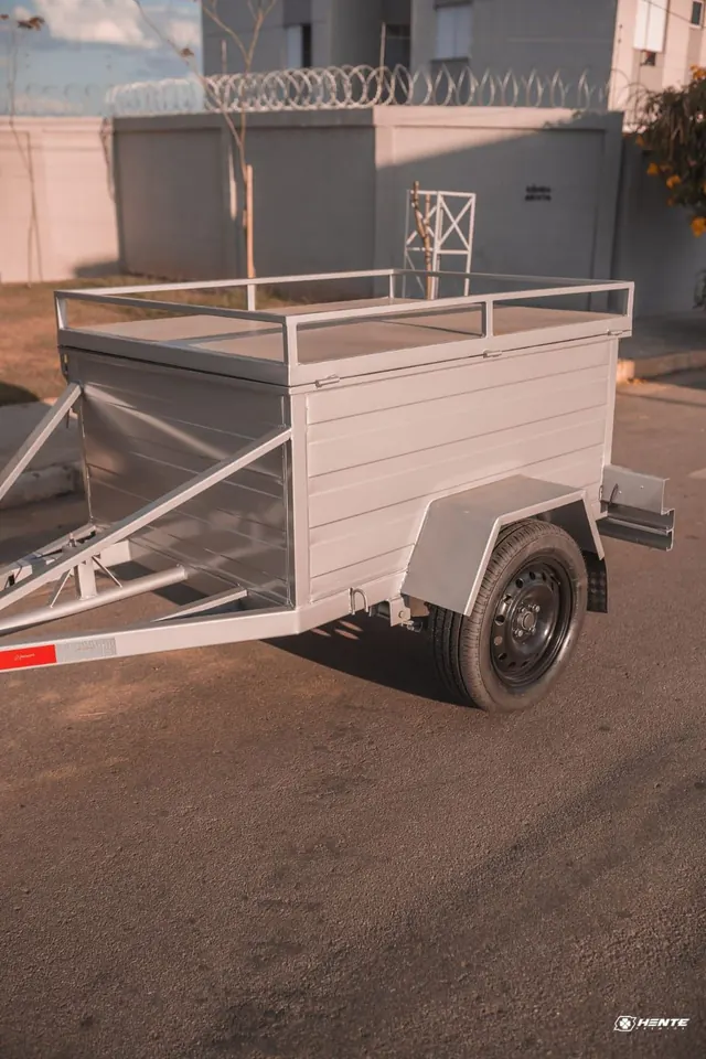 Carretinha baú fechada, com bagageiro sobre a tampa