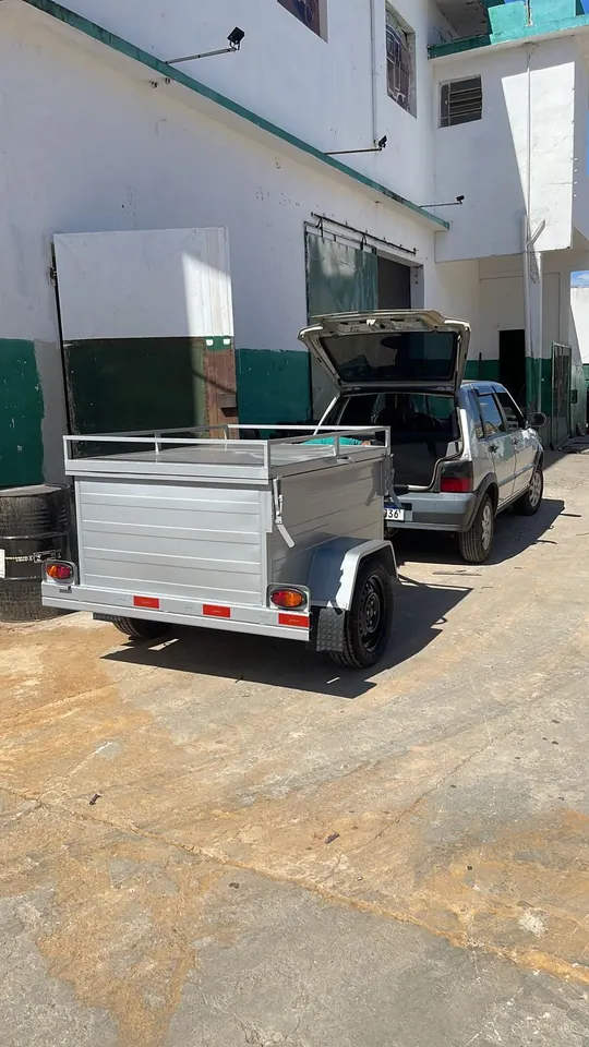 Carretinha baú engatada em um carro de passeio