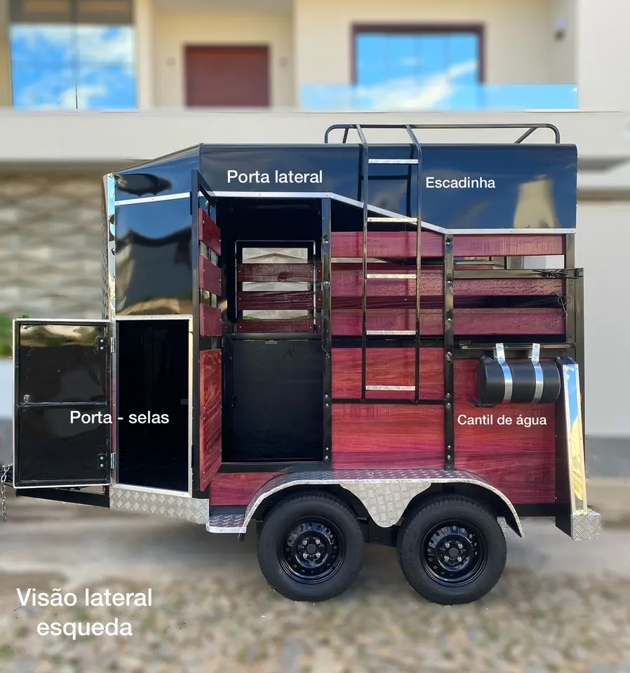 Reboque Básica para 2 cavalos com indicação de porta lateral, escadinha, porta-selas e cantil de água
