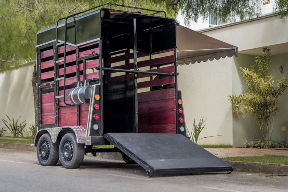 Reboque para dois cavalos da Carretinhas Brasil, com rampa traseira aberta e toldo lateral