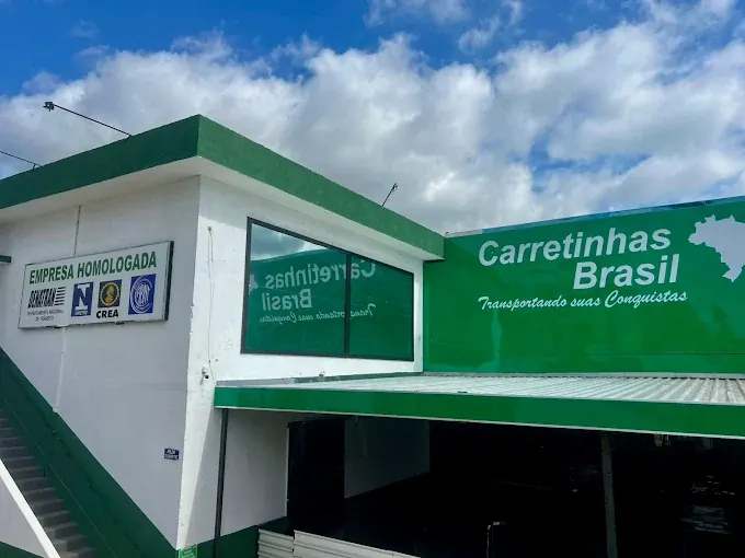 Fachada da fábrica da Carretinhas Brasil em Divinópolis, com a placa de empresa homologada