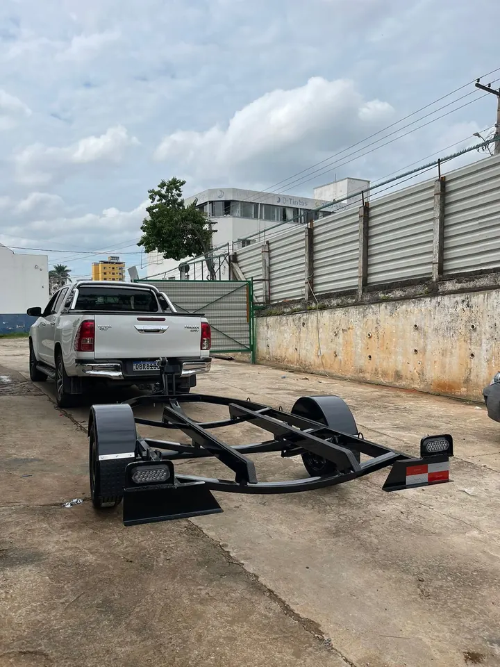 Carretinha para jet ski engatada em uma caminhonete