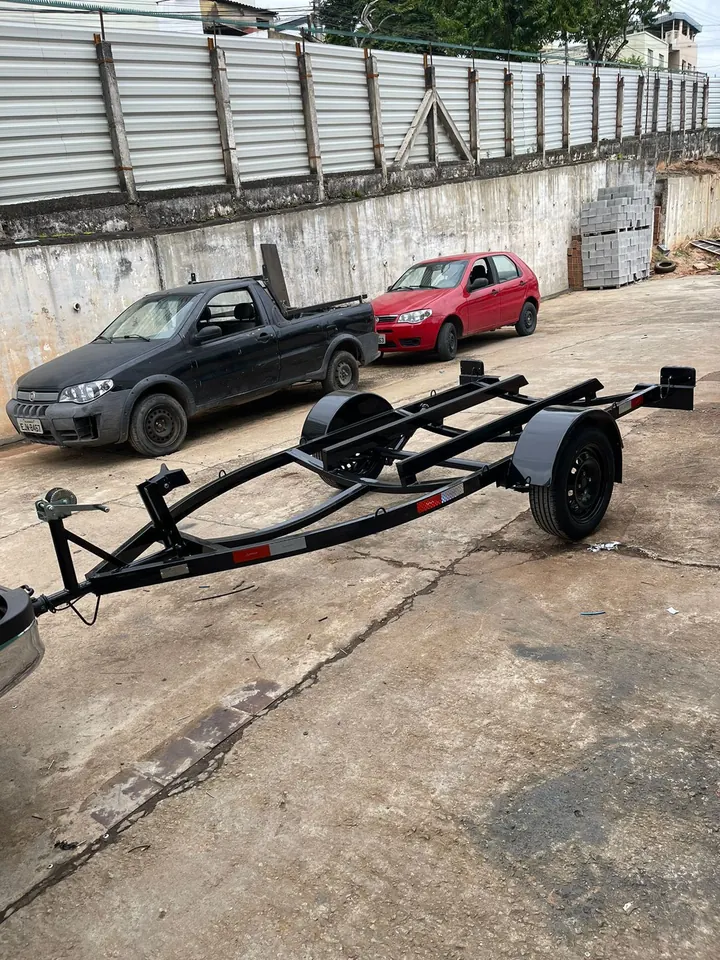 Carretinha para jet ski vista de lado, com berço e suporte de catraca