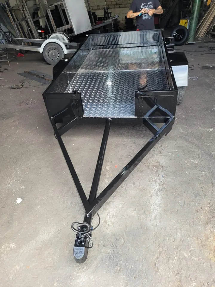 Carretinha para quadriciclo vista de frente, com assoalho em chapa xadrez