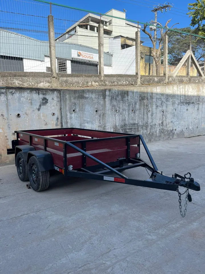 Carretinha trucada vista de frente, com cambão e corrente de segurança