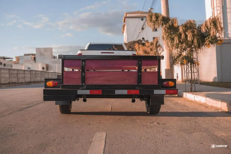 Carretinha utilitária para cargas em geral, vista traseira com lanternas e faixas refletivas